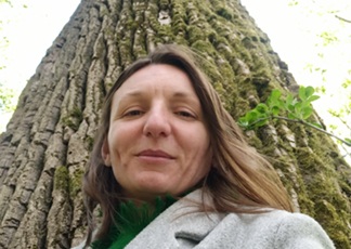 Lidia Wociór-Abutbul under a historic tree