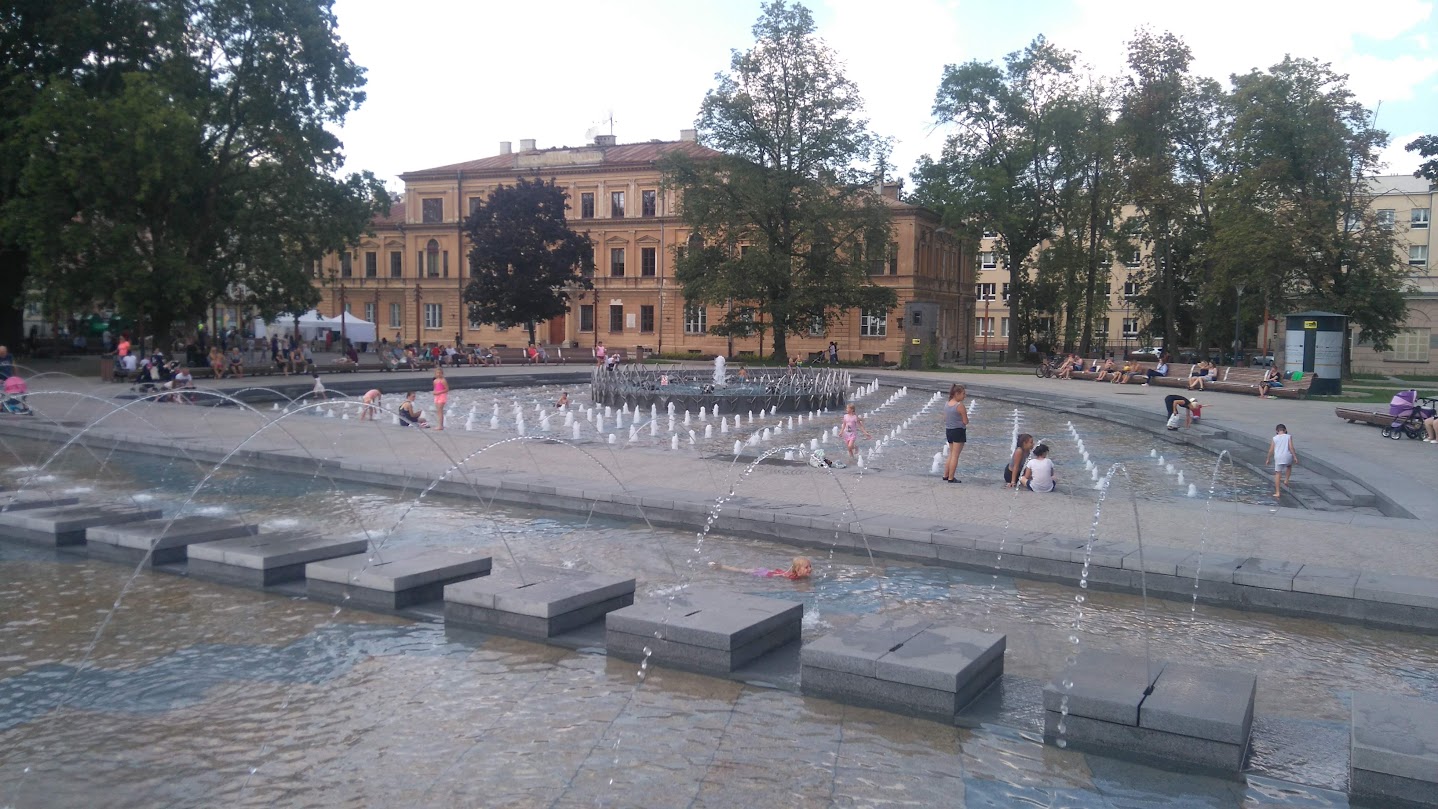 Plac Litewski at night